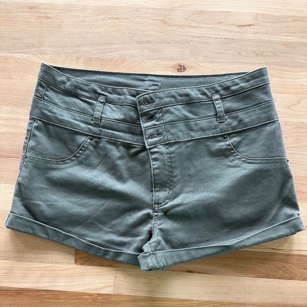 So Comfy! High rise short 3 buttons